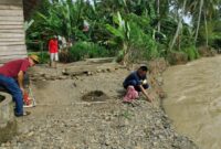 Pengukuran jarak rumah warga ke aliran sungai way awi di Dusun Penengahan 1, Pekon Negara Batin, Kota Agung Barat, Tanggamus, Minggu 13 April 2025 | Herdi/Media Prioritastv.com.