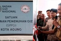 Kolase foto plang nama SPPg Kota Agung dan saat Wabup Tanggamus Agus Suranto meresmikan operasionalnya, Senin 14 April 2025 | Herdi/Media Prioritastv.com.