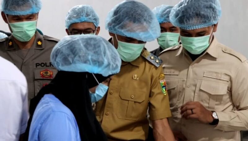 Wakil Bupati Tanggamus, Agus Suranto memberikan motivasi kepada para relawan SPPG Kota Agung saat meninjau dapur BMG SPPG setempat, Senin 14 April 2025 | Herdi/Media Prioritastv.com.