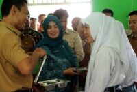 Wabup Tanggamus Agus Suranto saat menyerahkan Makan Bergizi Gratis kepada  pelajar SMAN 2 Kota Agung di ruang kelas, Senin 14 April 2025 | Herdi/Media Prioritastv.com.