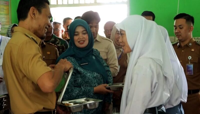 Wabup Tanggamus Agus Suranto saat menyerahkan Makan Bergizi Gratis kepada  pelajar SMAN 2 Kota Agung di ruang kelas, Senin 14 April 2025 | Herdi/Media Prioritastv.com.