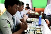 Para pelajar memanjatkan doa sebelum menyantap Makan Bergizi Gratis di SMAN 3 Kota Agung, Senin 14 April 2025 | Herdi/Media Prioritastv.com.