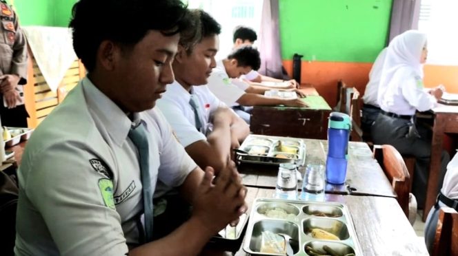 
 Para pelajar memanjatkan doa sebelum menyantap Makan Bergizi Gratis di SMAN 3 Kota Agung, Senin 14 April 2025 | Herdi/Media Prioritastv.com.