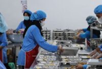 Para relawan saat bekerja menyiapkan MBG di SPPG Kota Agung, Tanggamus, Senin 14 April 2025 | Herdi/Media Prioritastv.com.