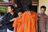 Kedua tersangka saat digelandang ke sel tahanan Polsek Pringsewu Kota, Selasa 15 April 2025 | Dok. Humas Polres Pringsewu