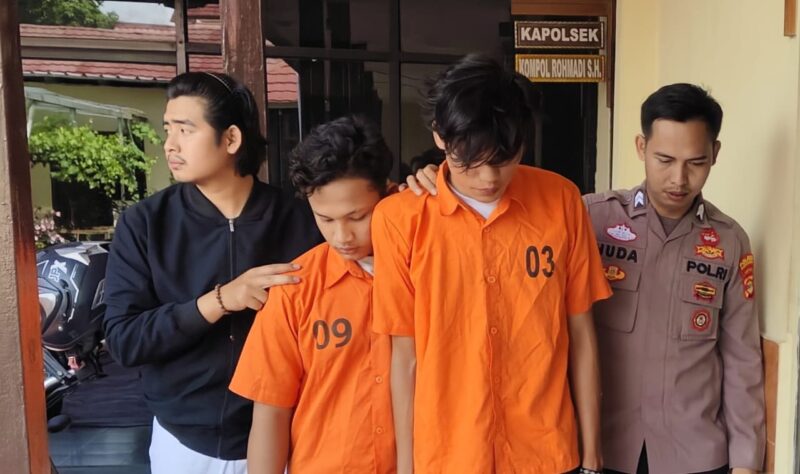 Kedua tersangka saat digelandang ke sel tahanan Polsek Pringsewu Kota, Selasa 15 April 2025 | Dok. Humas Polres Pringsewu