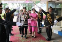 Kapolres Sumenep, AKBP Rivanda bersama sang istri saat disambut pedang pora di Mapolres setempat, Selasa 15 Februari 2025 | Dekki/Media Prioritastv.com.