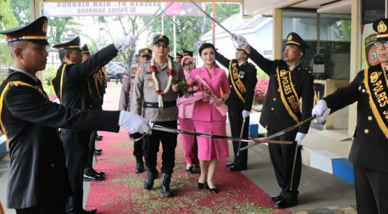 Kapolres Sumenep, AKBP Rivanda bersama sang istri saat disambut pedang pora di Mapolres setempat, Selasa 15 Februari 2025 | Dekki/Media Prioritastv.com.