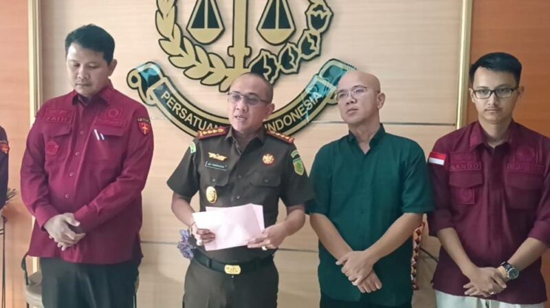 Kajari Tanggamus Adi Fakhrudin saat menyampaikan penetapan tersangka terhadap M di Kantor Kejari setempat, Rabu 16 April 2025 | Herdi/Media Prioritastv.com.