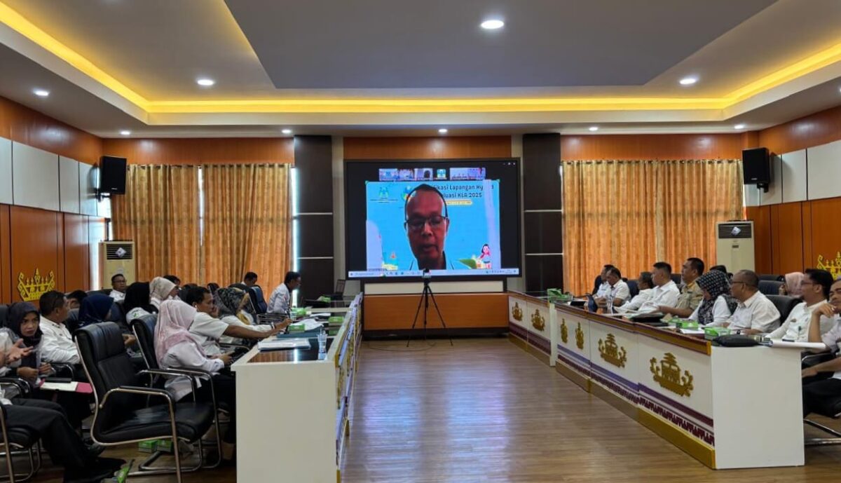 Pelaksanaan rapat Verifikasi Lapangan Hybrid dalam rangka Penilaian Kabupaten Layak Anak (KLA) Tahun 2024 yang difasilitasi oleh Kementerian Pemberdayaan Perempuan dan Perlindungan Anak Republik Indonesia (Kemen PPPA RI), bertempat di Ruang Rapat Utama Sekretariat Daerah Kabupaten Tanggamus, Rabu 16 April 2025 | Herdi/Media Prioritastv.com.