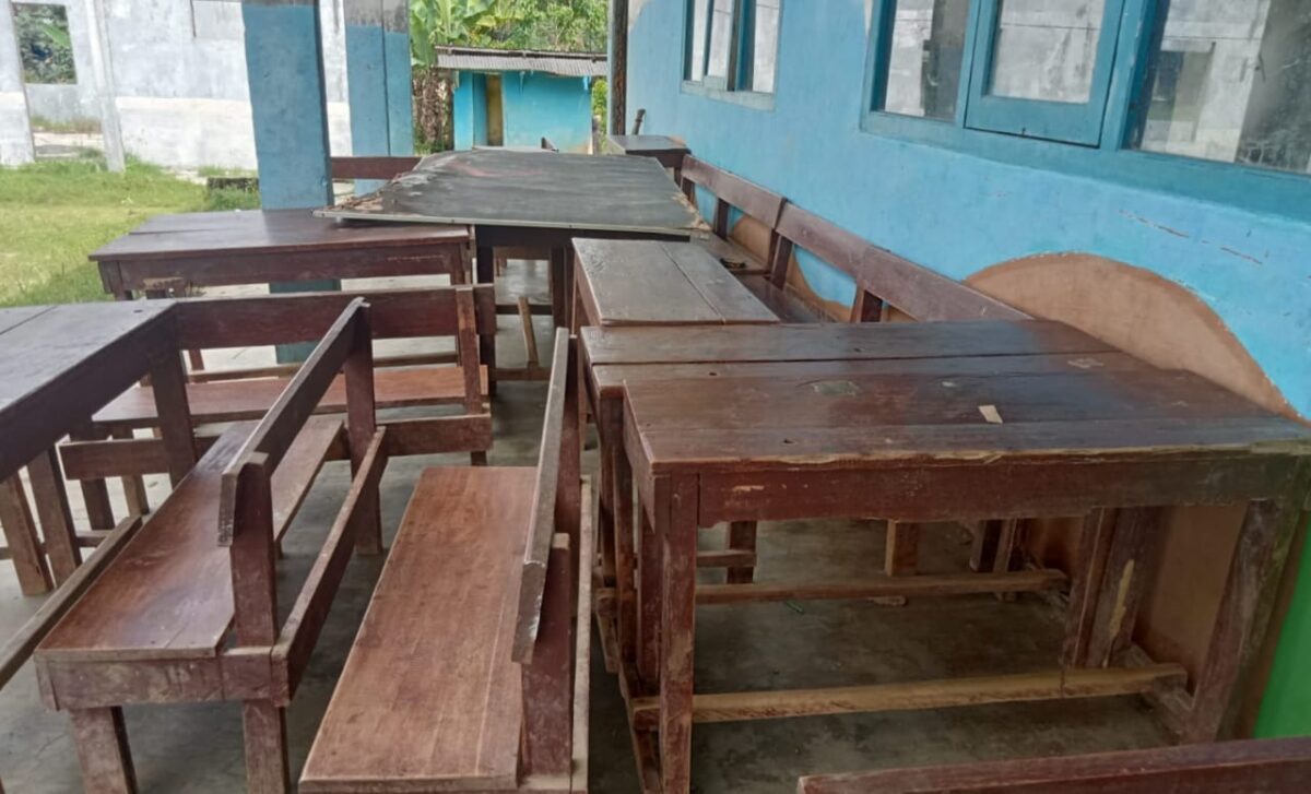 Kondisi kursi belajar TK Satap di Pekonmon Ngambur Pesisir Barat yang telah dikeluarkan dari gedung, Rabu 16 April 2025 | Suroso/Media Prioritastv.com.