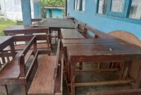 Kondisi kursi belajar TK Satap di Pekonmon Ngambur Pesisir Barat yang telah dikeluarkan dari gedung, Rabu 16 April 2025 | Suroso/Media Prioritastv.com.