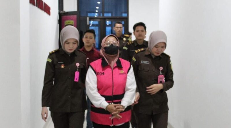 Tersangka Eni Yuliati dalam kasus dugaan Korupsi di Dinas P2KB Tulang Bawang Barat saat digelandang menuju kendaraan tahanan, Rabu 16 April 2025 : Dok. Kejari Tubaba.