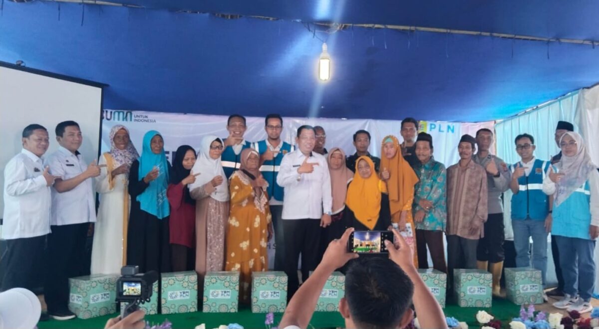 Foto bersama Sekda Tanggamus, Suaidi bersama pihak PLN dan masyarakat Pekon Atar Lebar, BNS, Tanggamus, Rabu 16 April 2025 | Dok. Istimewa.