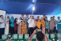 Foto bersama Sekda Tanggamus, Suaidi bersama pihak PLN dan masyarakat Pekon Atar Lebar, BNS, Tanggamus, Rabu 16 April 2025 | Dok. Istimewa.