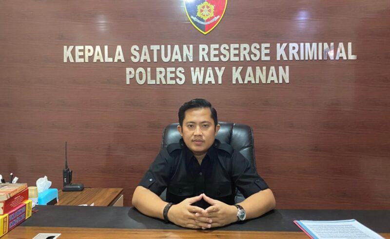 Kasat Reskrim Polres Way Kanan, AKP Sigit Barazili saat memberikan keterangan di ruang kerjanya, Rabu 16 April 2025.