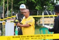 Kopda Basar saat melakukan adegan rekonstruksi penembakan 3 polisi di Way Kanan  di Lapangan Satlog Korem 043 Garuda Hitam, Way Halim, Bandar Lampung, Kamis 17 April 2025.