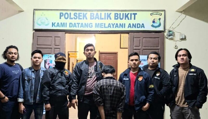 Tersangka setelah ditangkap Polsek Balik Bukit, Lampung Barat, Kamis 17 April 2025 | Dok. Humas Polres Lampung Barat.