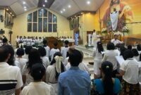 Perayaan Ibadah Rangkaian Paskah Umat Kristiani di Gereja Santo Pius Gisting, Kamis 17 April 2025, malam | Dok. Humas Polres Tanggamus.