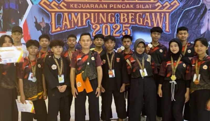 Foto bersama Atlet pencak Silat Lampung Barat bersama pelatih usai event Lampung Begawi Open 2025 | Dok. Istimewa.