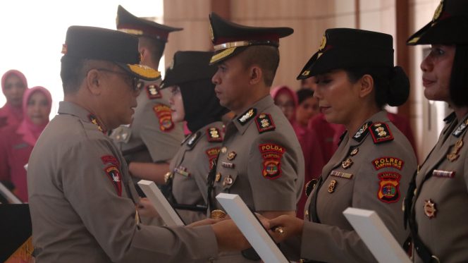 
 Dua Polwan turut dilantik menjadi Kapolres oleh Kapolda Lampung Irjen Helmy Santika, Sabtu 19 April 2025 | Dok. Humas Polda Lampung.