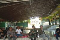 Ketua Granat Tanggamus Agus Ciek (Kaus Putih) usai gotong royong dan memberikan bantuan di Ponpes Al Qodir, Minggu 20 April 2025 |