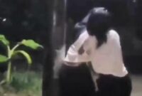 Badan korban saat dibenturkan ke tiang listrik dalam aksi perudungan yang disebut di Gading Rejo, Pringsew | Dok. Tangkapan Layar Video.