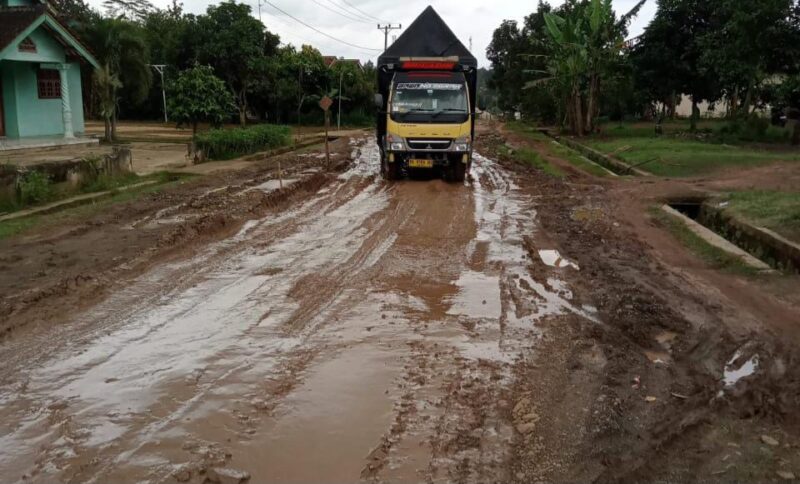 Kondisi jalan di Sri Way Langsep, Lampung Tengah, dalam kondisi memprihatinkan, Minggu 20 April 2025.