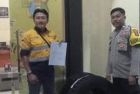 Humas PT Natarang Mining saat memberikan bantuan dua ban mobil patroli Polsek Wonosobo.
