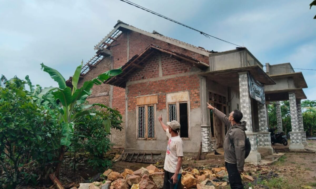 Anggota Polsek Pulau Panggung saat melakukan pemeriksaan TKP, Minggu 20 Februari 2025 | Dok. Ist.