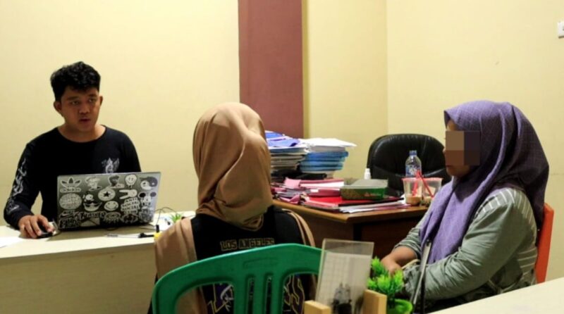 Polisi saat melakukan pemeriksaan terhadap terduga pelaku yang didampingi orang tuanya, Minggu 20 April 2025 | Dok. Humas Polres Pringsewu.