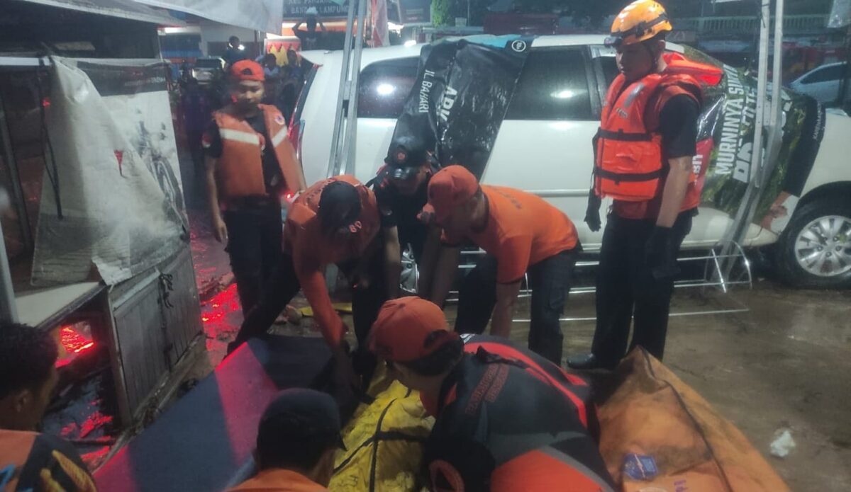 TRC BPBD Bandar Lampung saat mengevakuasi salah satu korban meninggal di Panjang, Bandar Lampung, Senin 21 April 2025 | Dok. BPBP Bandar Lampung.