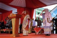 Ketua PKK Tanggamus, Hj. Dra. Siti Mahmudah Saleh, M.Pd saat bertindak sebagai inspektur upacara Hari Kartini di Lapangan Merdeka, Kota Agung, Senin 21 April 2025 | Herdi/Media Prioritastv.com.