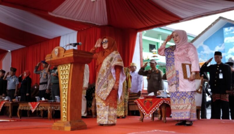 Ketua PKK Tanggamus, Hj. Dra. Siti Mahmudah Saleh, M.Pd saat bertindak sebagai inspektur upacara Hari Kartini di Lapangan Merdeka, Kota Agung, Senin 21 April 2025 | Herdi/Media Prioritastv.com.