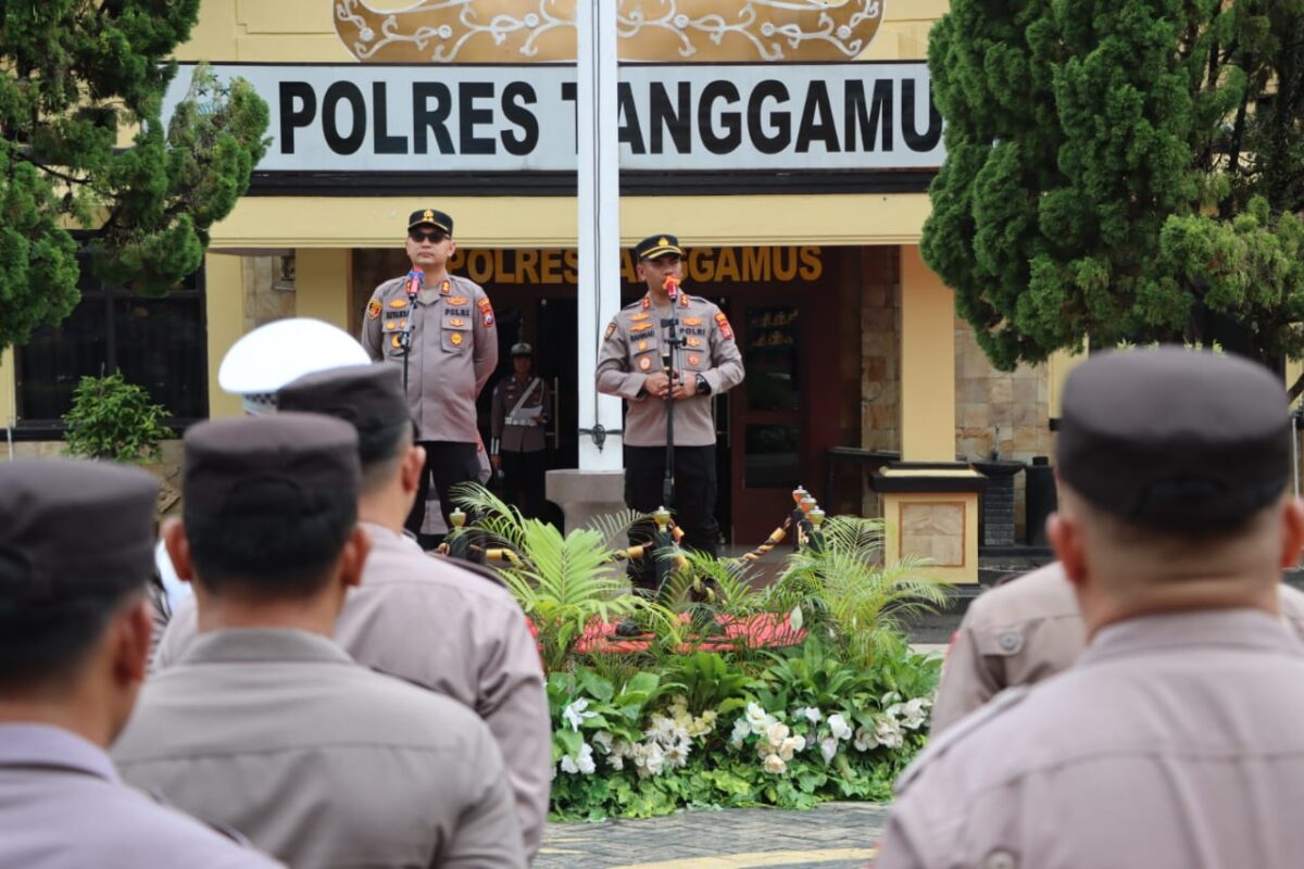 Kapolres Tanggamus AKBP Rahmad Jatmiko saat menyampaikan amanat didampingi AKBP Rivanda di lapangan Mapolres setempat, Senin 21 April 2025 | Asrul Ariski/Media Prioritastv.com.