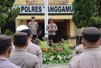 Kapolres Tanggamus AKBP Rahmad Jatmiko saat menyampaikan amanat didampingi AKBP Rivanda di lapangan Mapolres setempat, Senin 21 April 2025 | Asrul Ariski/Media Prioritastv.com.
