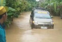 Satu kendaraan terjebak banjir di Kecamatan Pugung, Tanggamus, Senin 21 April 2025 |
