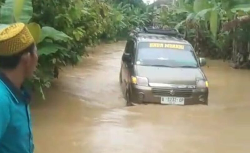 Satu kendaraan terjebak banjir di Kecamatan Pugung, Tanggamus, Senin 21 April 2025 |