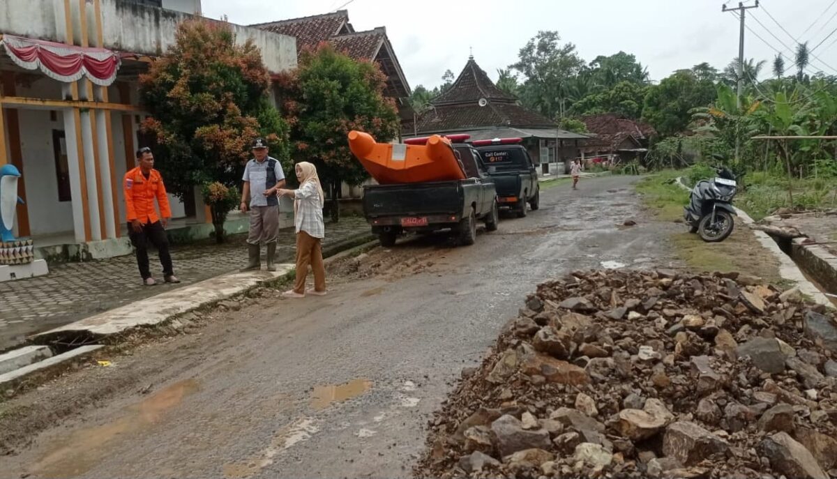 Pejabat Fungsional Penata Penanggulangan Bencana BPBD Tanggamus, Budiman saat mengidentifikasi paska banjir di Pekon Sukamaju, Pugung, Senin 21 April 2025 | Dok. BPBD Tanggamus.