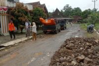 Pejabat Fungsional Penata Penanggulangan Bencana BPBD Tanggamus, Budiman saat mengidentifikasi paska banjir di Pekon Sukamaju, Pugung, Senin 21 April 2025 | Dok. BPBD Tanggamus.