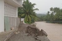 Gerusan air sungai di samping rumah yang terdampak parah adalah milik anggota DPRD Tanggamus, A. Farid di Pekon Doh, Cukuh Balak, Tanggamus, Senin 21 April 2025 | Dok. BPBD Tanggamus.
