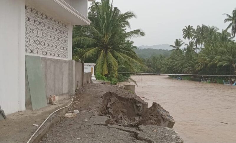 Gerusan air sungai di samping rumah yang terdampak parah adalah milik anggota DPRD Tanggamus, A. Farid di Pekon Doh, Cukuh Balak, Tanggamus, Senin 21 April 2025 | Dok. BPBD Tanggamus.