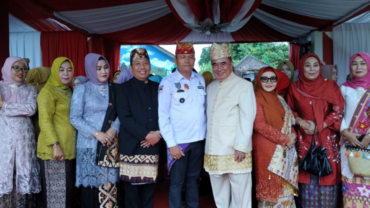 Wakil Panglima Pengintokh Alam Kerajaan Adat Paksi Pak Sekala Bekhak Kepaksian Pernong  Mirza YB saat foto bersama Bupati Tanggamus Moh. Saleh Asnawi usai upacara  Upacara Hari Kartini di Lapangan Merdeka, Senin 21 April 2025 | Herdi/Media Prioritastv.com.