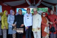 Wakil Panglima Pengintokh Alam Kerajaan Adat Paksi Pak Sekala Bekhak Kepaksian Pernong  Mirza YB saat foto bersama Bupati Tanggamus Moh. Saleh Asnawi usai upacara  Upacara Hari Kartini di Lapangan Merdeka, Senin 21 April 2025 | Herdi/Media Prioritastv.com.