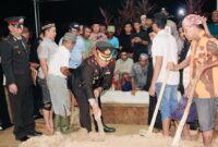 Pemakaman Ipda Panji Arjunsyah Putra di TPU Kampung Purworejo, Kota Gajah, Lampung Tengah, Senin 21 April 2025, malam | Dok. Polres Lampung Tengah.