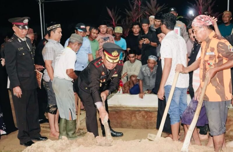 Pemakaman Ipda Panji Arjunsyah Putra di TPU Kampung Purworejo, Kota Gajah, Lampung Tengah, Senin 21 April 2025, malam | Dok. Polres Lampung Tengah.