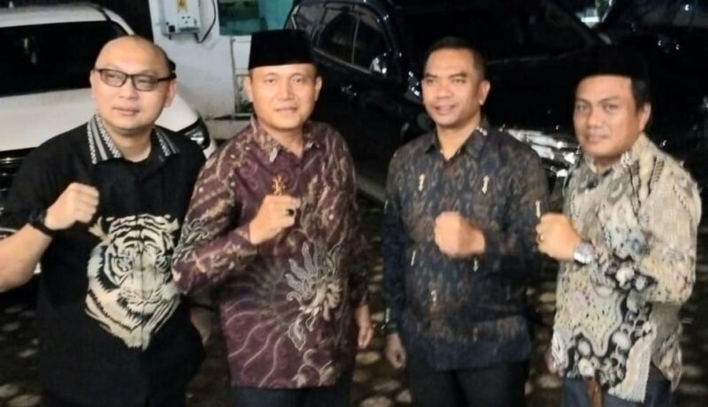 Foto Ketua DPC Apdesi Tanggamus Mirza, Sekretaris Sumadi bersama AKBP Rivanda dan Kapolres Tanggamus AKBP Rahmad Jatmiko di Halaman Hotel Royal Gisting, Senin 21 April 2025 | Herdi/Media Prioritastv.com.