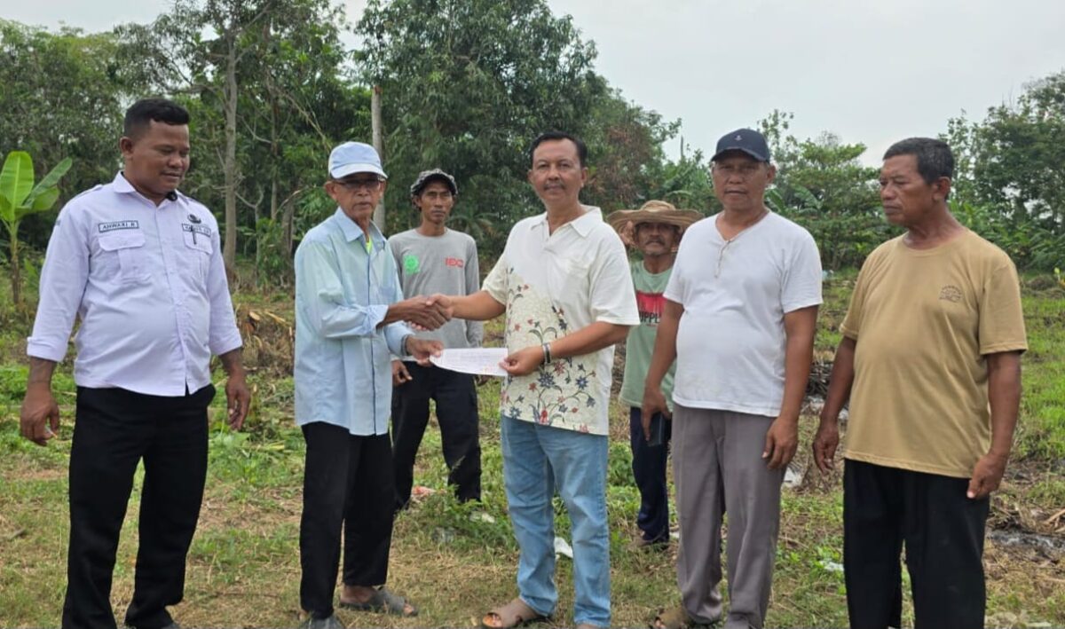 Penyerahan Hibah Tanah Pemakaman oleh Ketua Granat Tanggamus, Agus Ciek di Desa Kuta Karya, Kecamatan Kutawaluya, Karawang, Jawa Barat, Rabu 23 April 2025 | Dede Rusdi/Media Prioritastv.com.