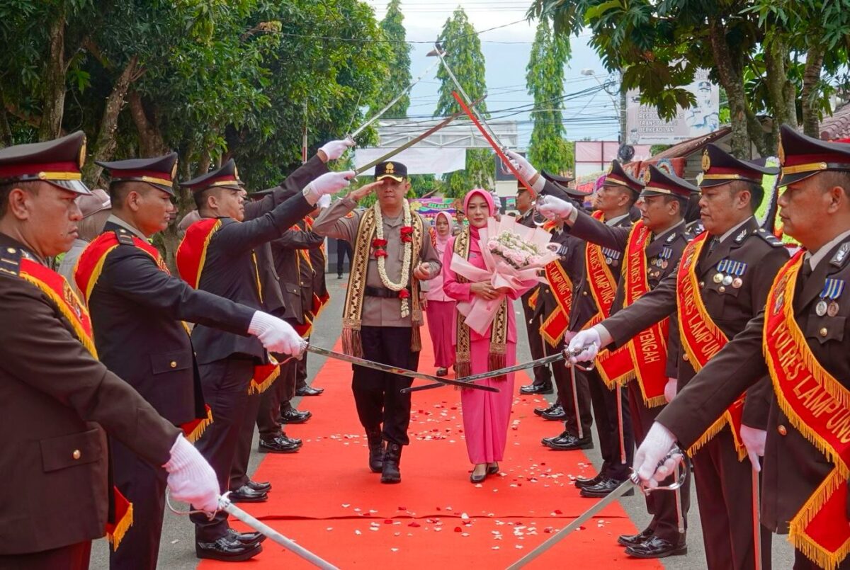 Pedang Pora menyambut AKBP Alsyahendra sebagai Kapolres Lampung Tengah, Rabu 23 April 2025 | Dok. Humas Polres Lampung Tengah.