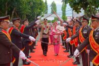 Pedang Pora menyambut AKBP Alsyahendra sebagai Kapolres Lampung Tengah, Rabu 23 April 2025 | Dok. Humas Polres Lampung Tengah.